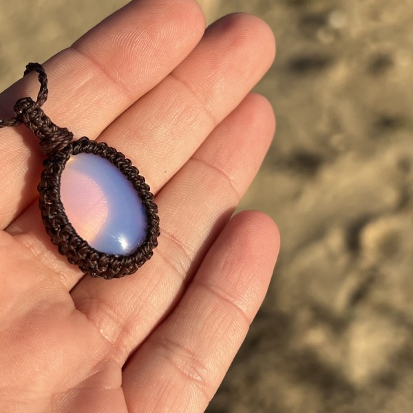 Collar de macramé con Piedra Luna