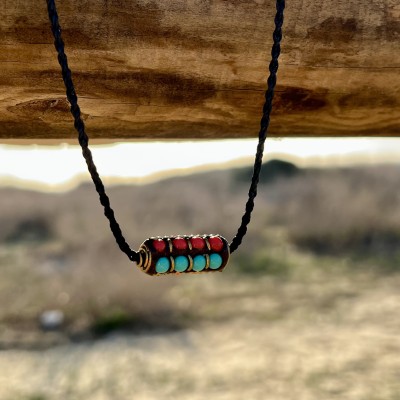 Collar tibetano redondo con piedras rojas y turquesas