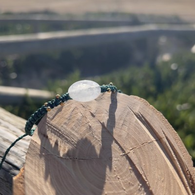Pulsera de macramé verde con piedra de Cuarzo Blanco