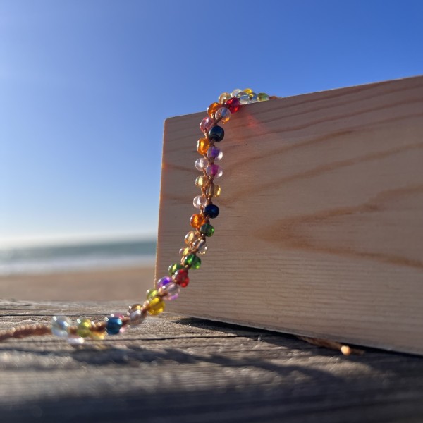 Tobillera multicolor con hilo marrón