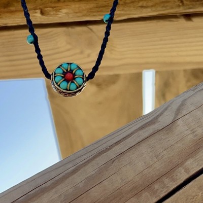 Collar tibetano redondo con piedras rojas y turquesas