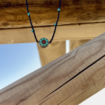 Collar tibetano redondo con piedras rojas y turquesas
