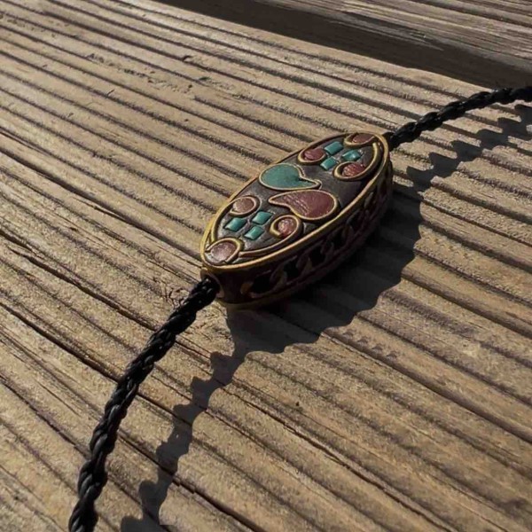 Collar tibetano ovalado con piedras rojas y turquesas