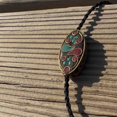 Collar tibetano redondo con piedras rojas y turquesas