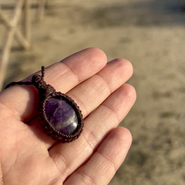 Collar de macramé con piedra Amatista