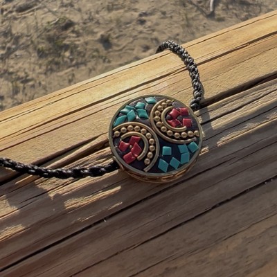 Collar tibetano ovalado con piedras rojas y turquesas