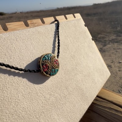 Collar tibetano ovalado con piedras rojas y turquesas