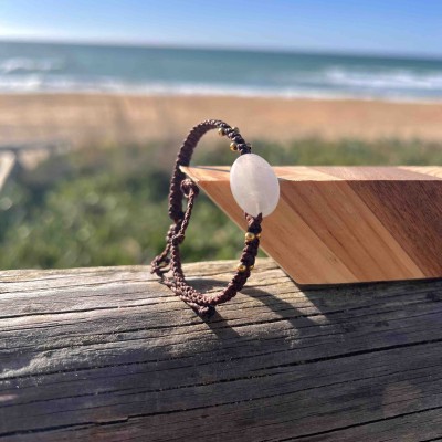 Pulsera de macramé con piedra de Cuarzo Blanco